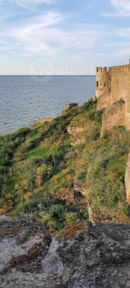 vecchia fortezza in rovina in riva al mare. cielo blu. foto