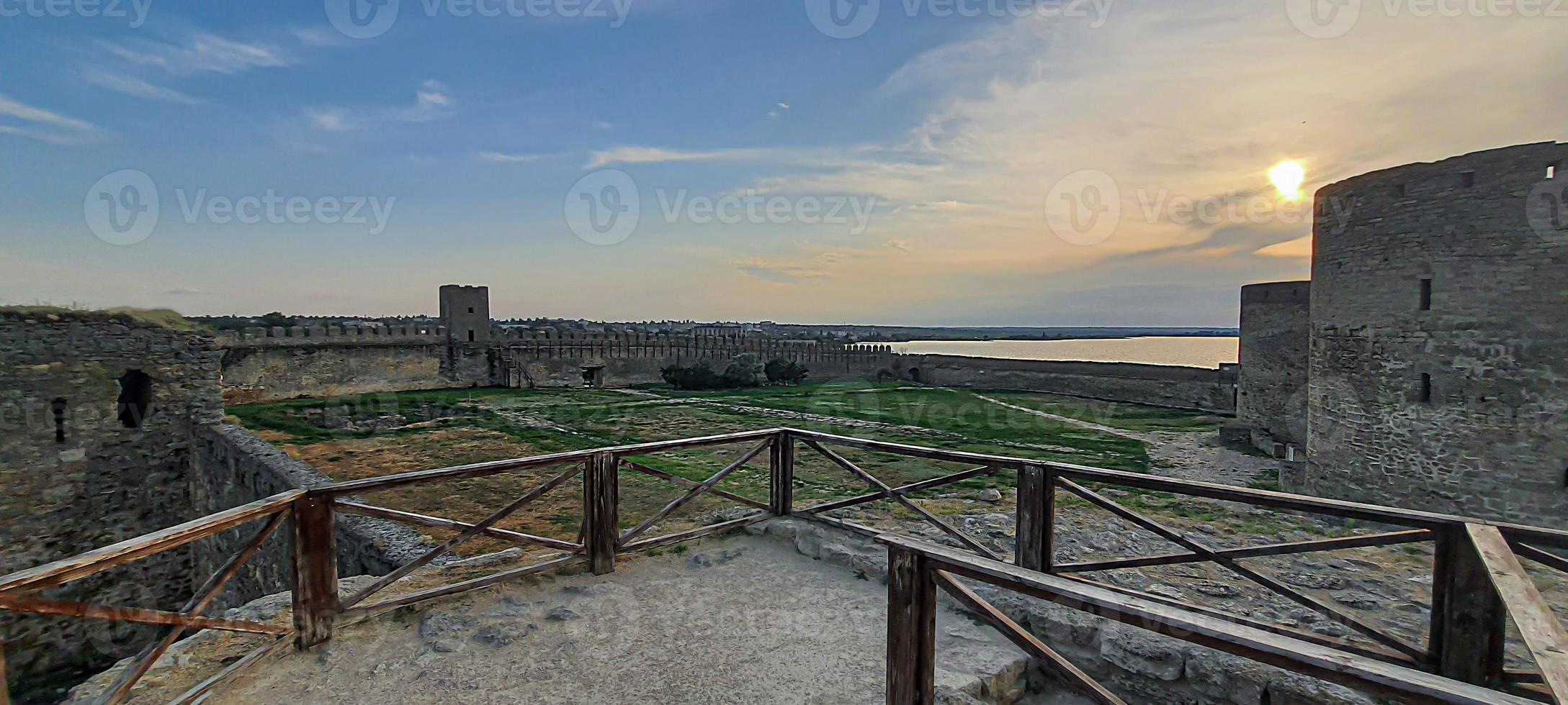 vecchia fortezza in rovina in riva al mare. cielo blu. foto