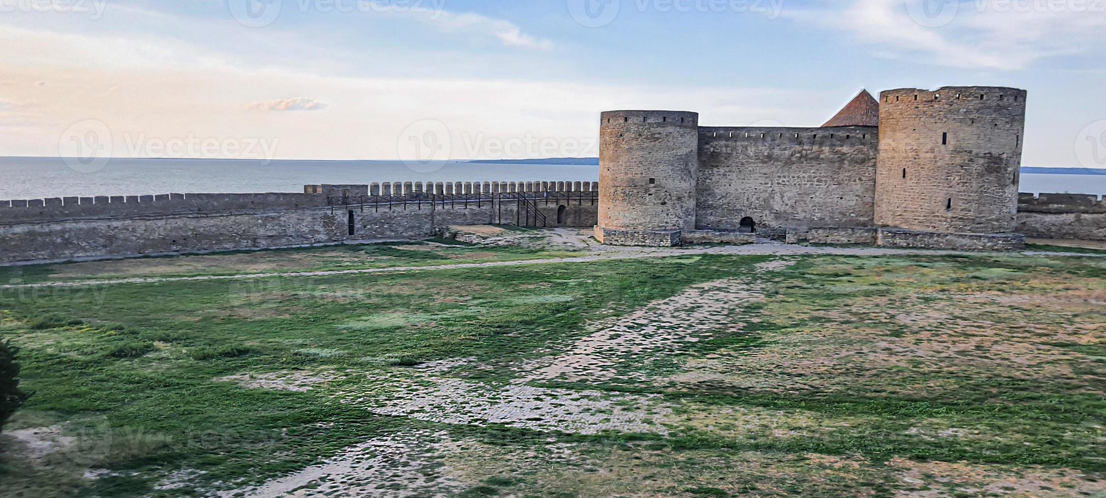 vecchia fortezza in rovina in riva al mare. cielo blu. foto