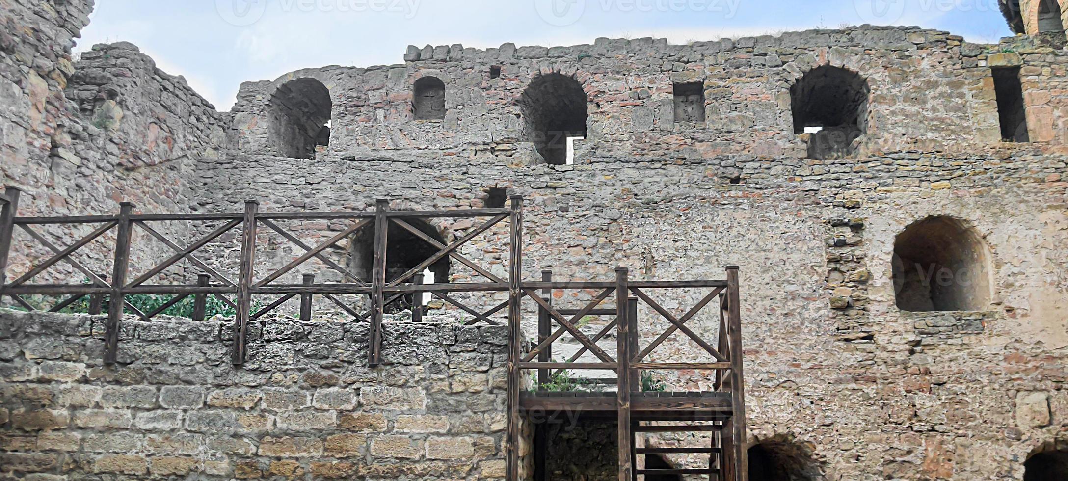 vecchia fortezza in rovina in riva al mare. cielo blu. foto