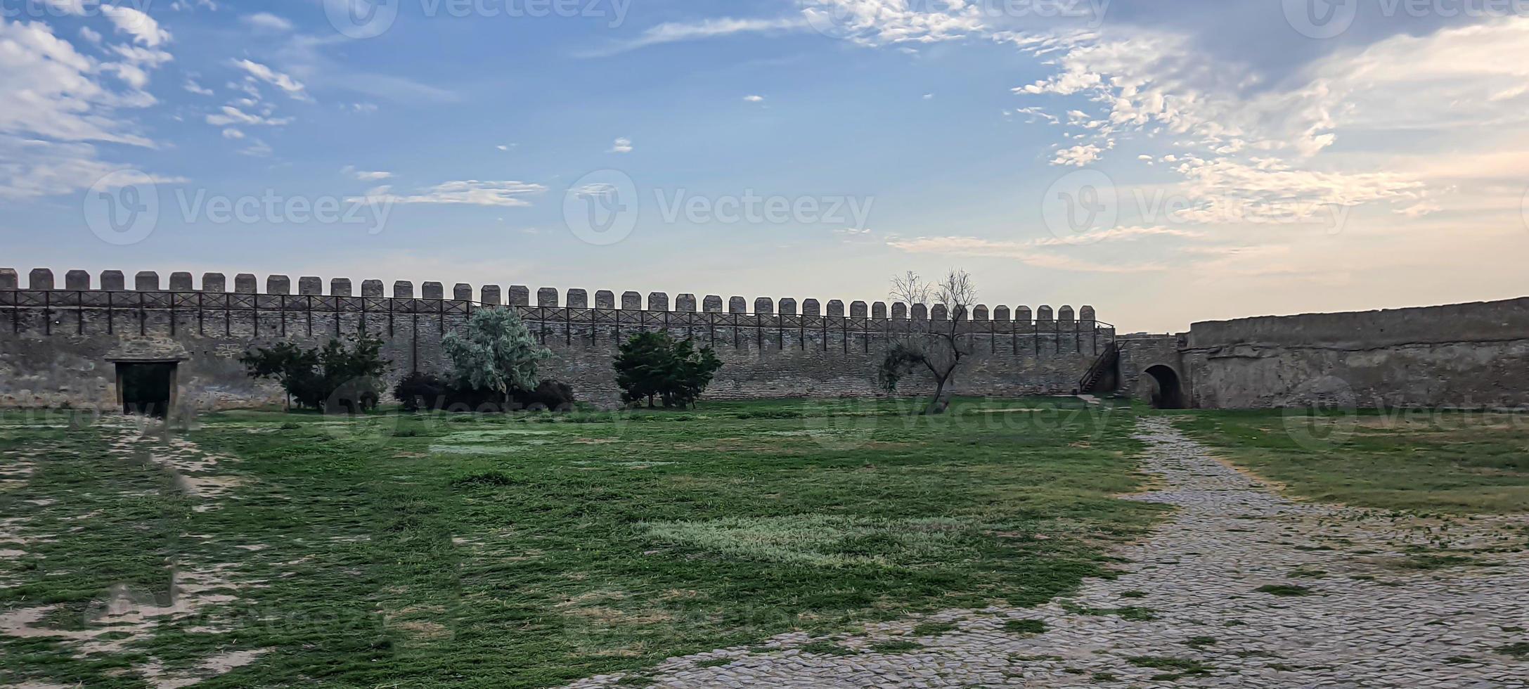 vecchia fortezza in rovina in riva al mare. cielo blu. foto