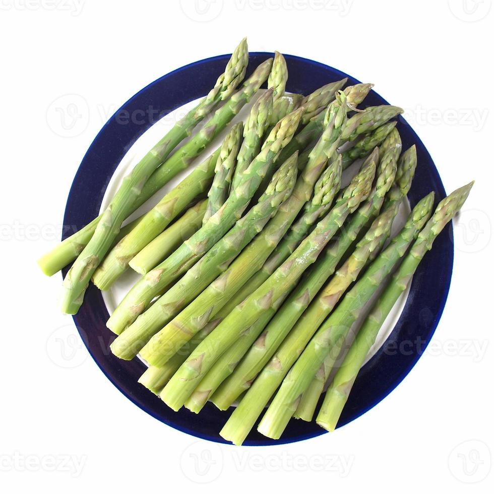 asparagi isolati su bianco foto