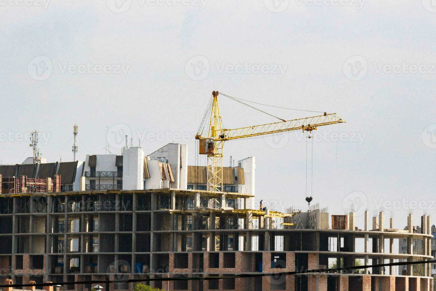 industriale sfondo fatto di gru costruzione a il edifici sfondo a il edificio la zona foto