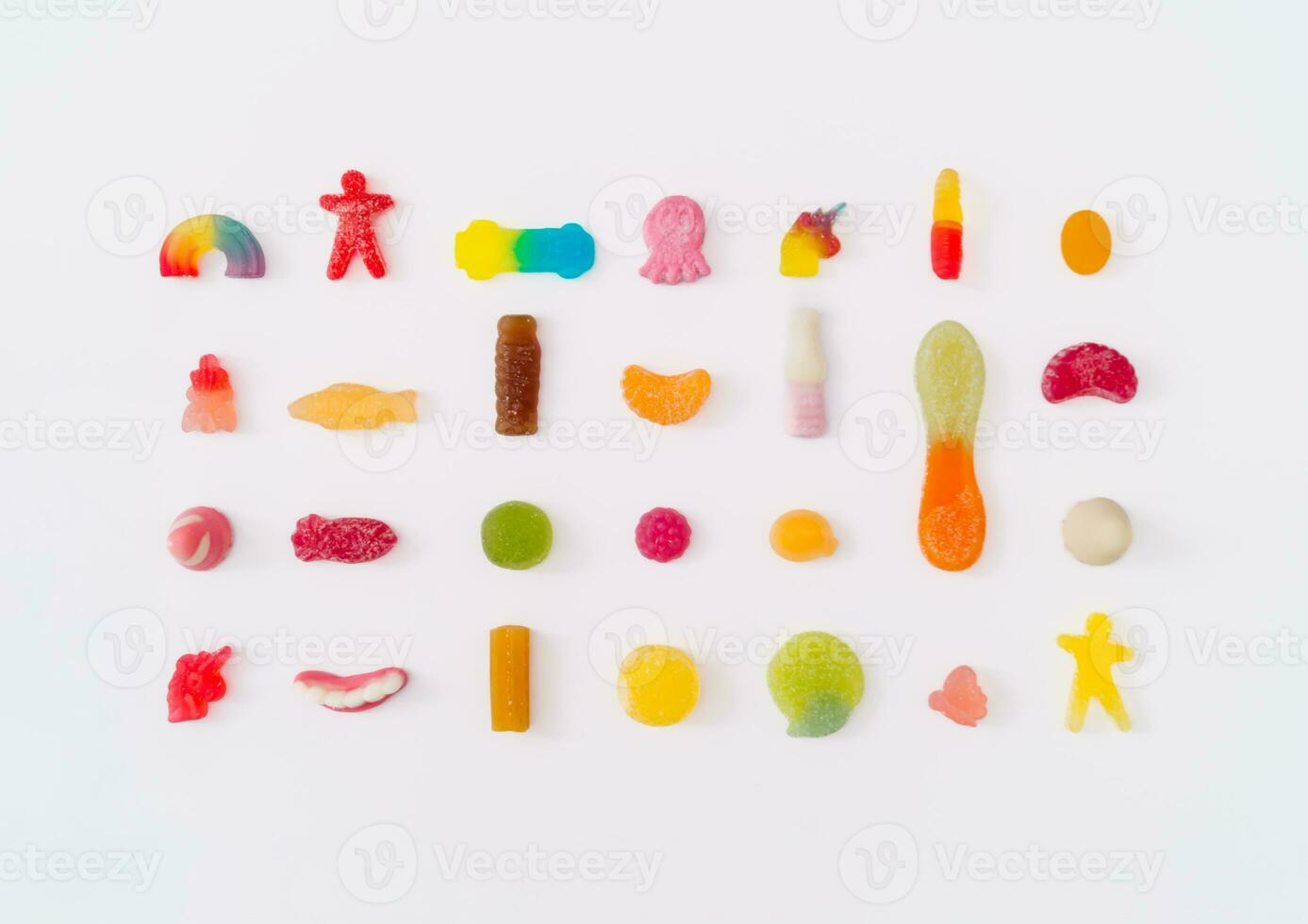 creativo modello fatto di colorato gommoso caramelle su bianca sfondo. minimo di moda concetto. piatto posizione, superiore di Visualizza. foto