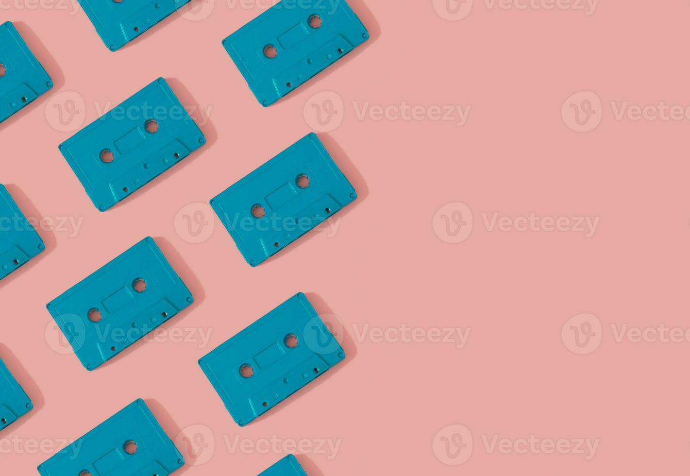 modello fatto con retrò blu Audio cassetta nastri su moderno rosa sfondo. creativo concetto di retrò tecnologia. anni 80 estetico. retrò Vintage ▾ Audio cassetta nastro modello idea. piatto posizione. foto