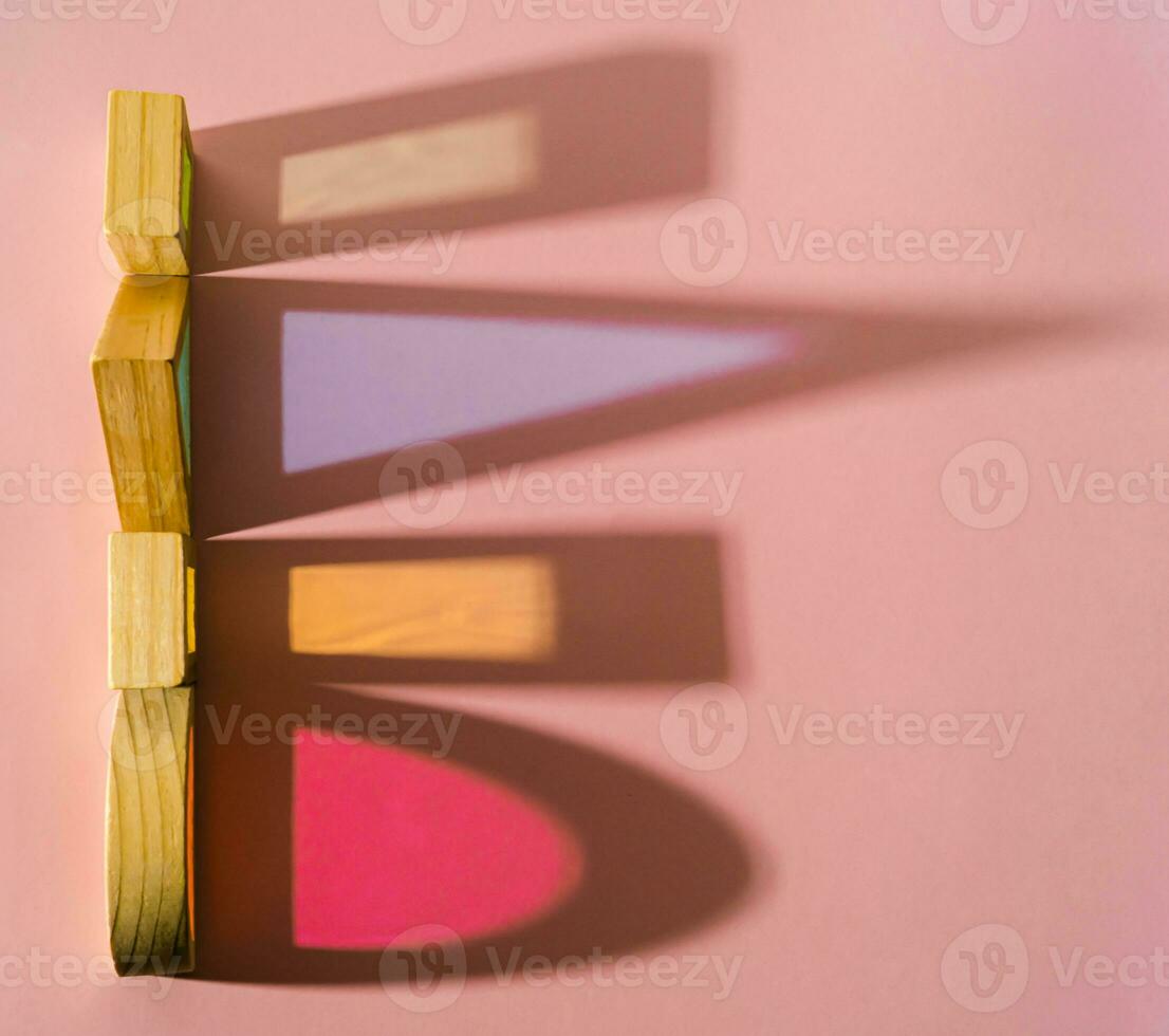 colorato geometrico forme e loro colorato ombre su pastello rosa sfondo. minimo ottico concetto. astratto geometrico sfondo. piatto posizione, superiore di Visualizza. copia spazio. foto