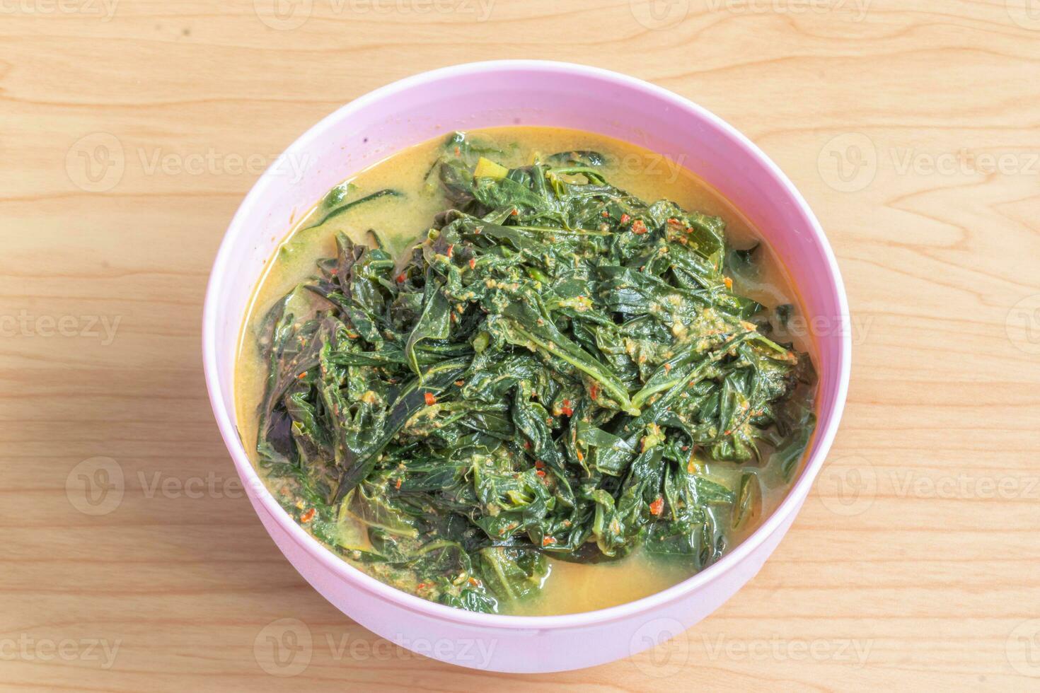 gulai daun cantare nel Minang è indonesiano tradizionale cucina fatto a partire dal manioca le foglie cucinato con Noce di cocco latte, spezie e fritte acciuga. selettivo messa a fuoco e sfocato selezione. foto