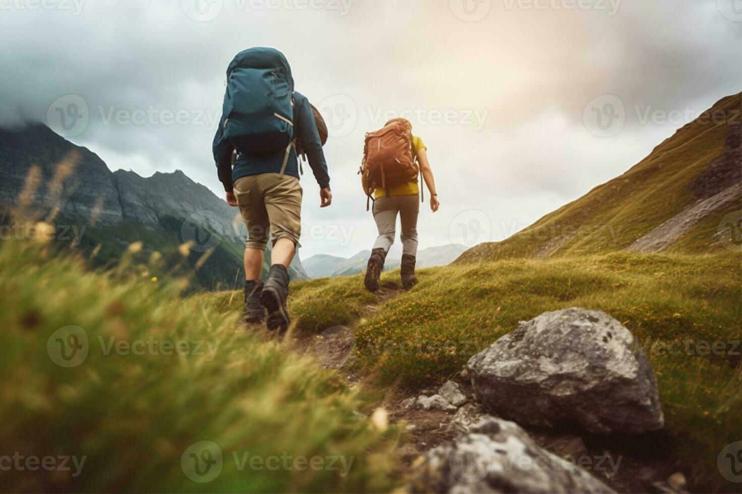 avventuroso turisti trekking attraverso il montagnoso terreno, assunzione nel il sbalorditivo naturale bellezza e fresco aria, generativo ai foto