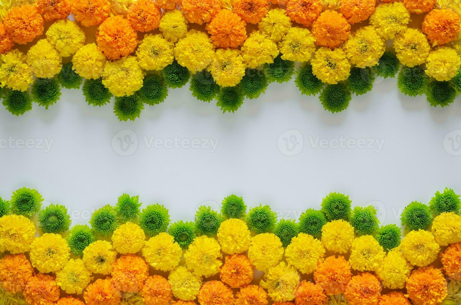 decorativo rangoli fatto a partire dal colorato calendula fiori e verde crisantemo per Diwali Festival su bianca sfondo con spazio per testo. foto