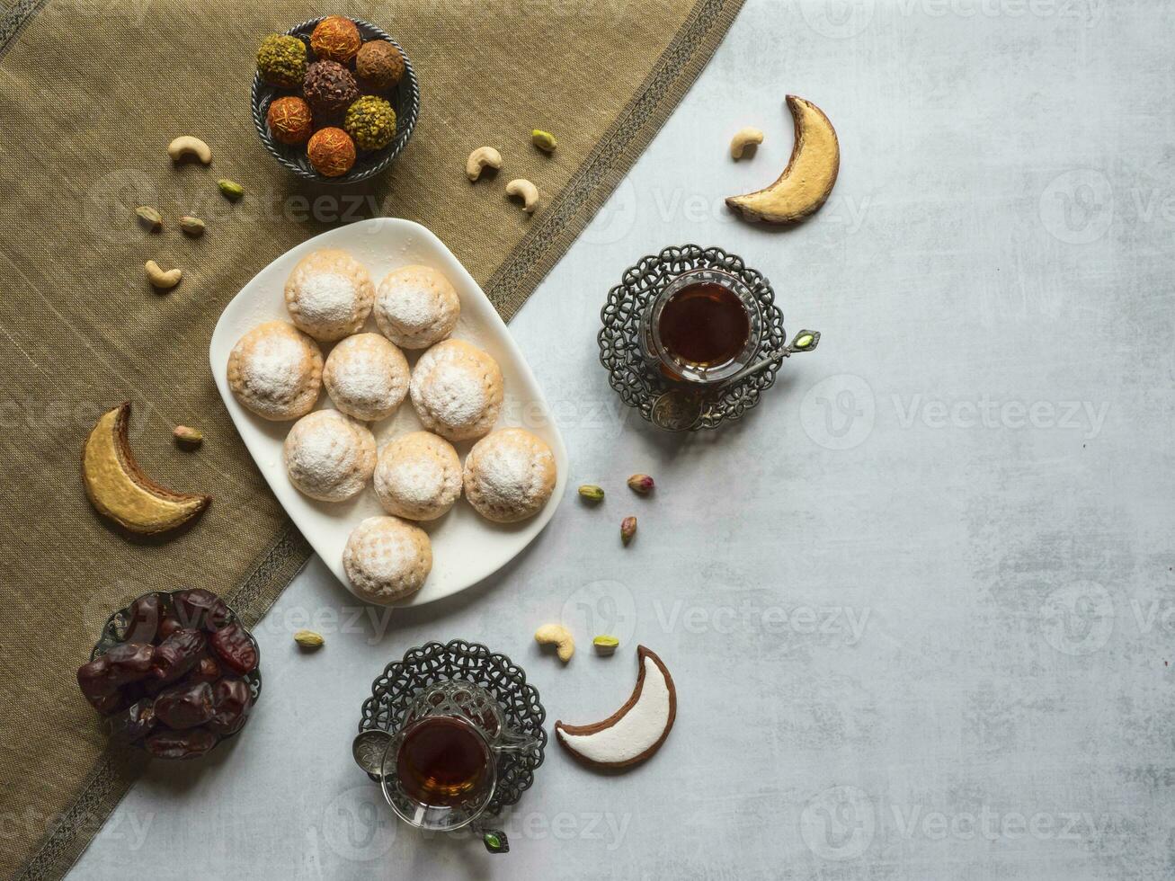 Arabo dolci, festivo Arabo biscotti. foto