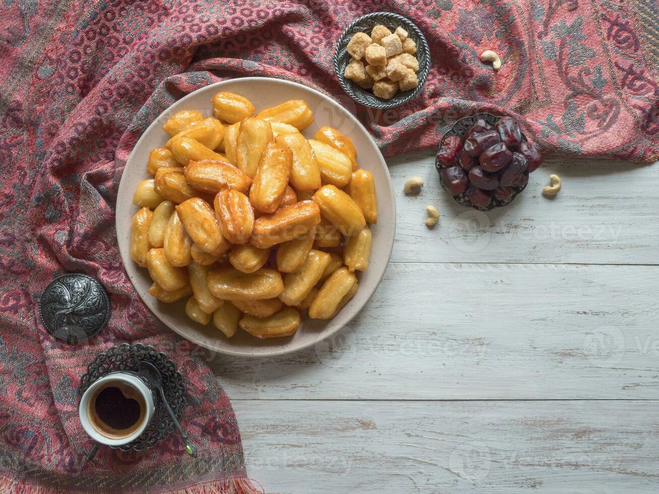 Arabo dolci, festivo Arabo biscotti. foto