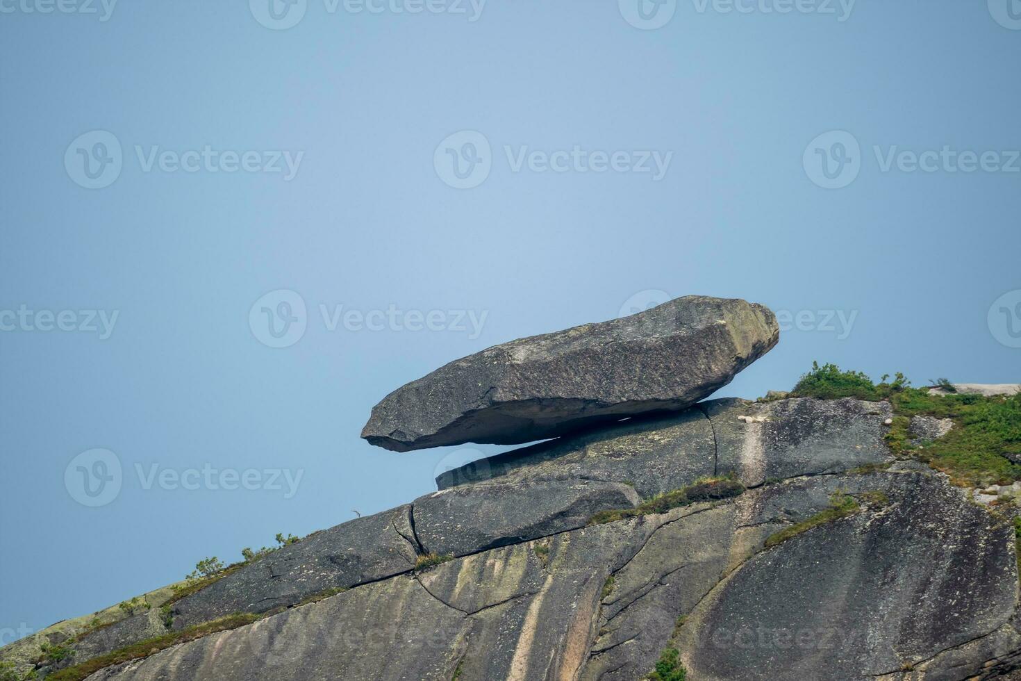 caduta grande masso su il bordo di il abisso. mezzogiorno Visualizza, occidentale sayan. naturale parco ergaki. krasnoyarsk regione. foto