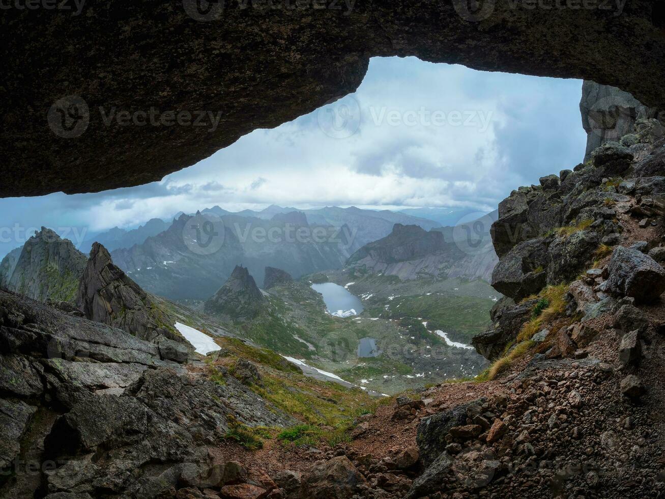 misterioso, mistico e insolito grotte e paesaggi di il sayan montagne. Visualizza di il grande montagna attraverso il grotta. montagna laghi è lontano lontano nel il valle. foto