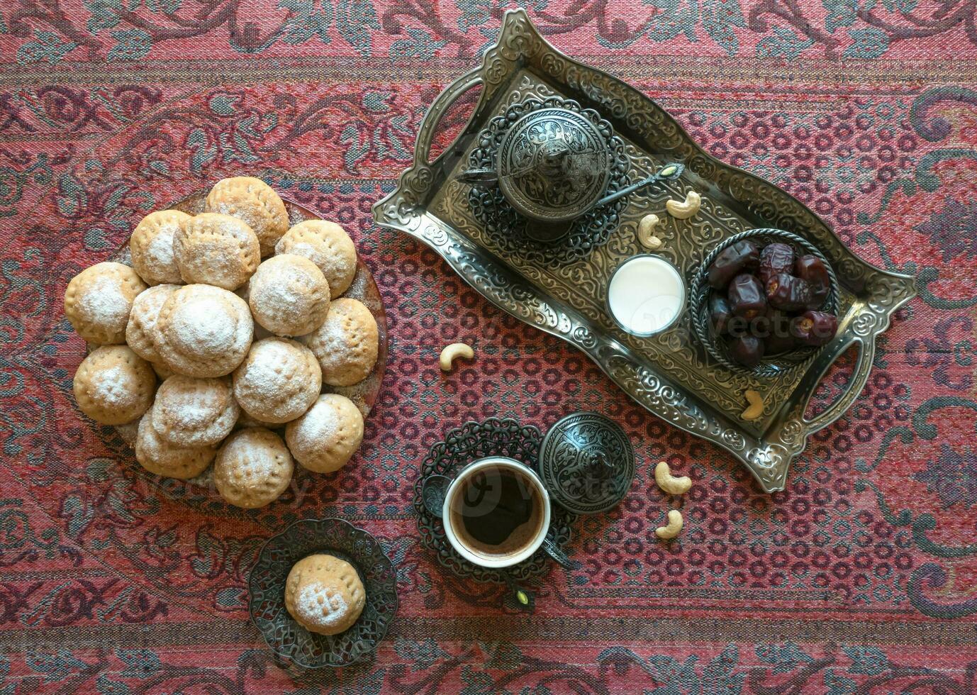 Arabo dolci, festivo Arabo biscotti. foto