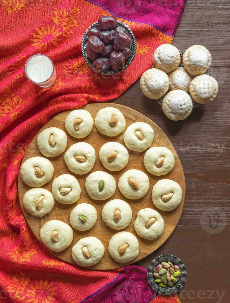 Arabo dolci, festivo Arabo biscotti. foto