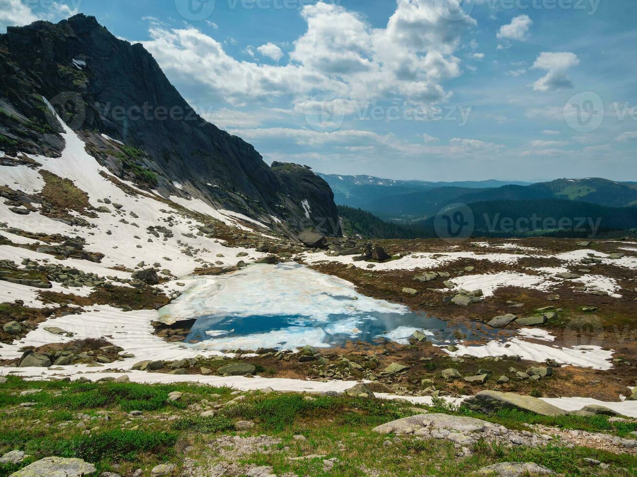 spettacolare Visualizza per panoramico valle con bellissimo montagna lago, conifera foresta e campo nel montagne. sorprendente atmosferico montanaro paesaggio. meraviglioso maestoso natura selvaggia natura scenario. foto