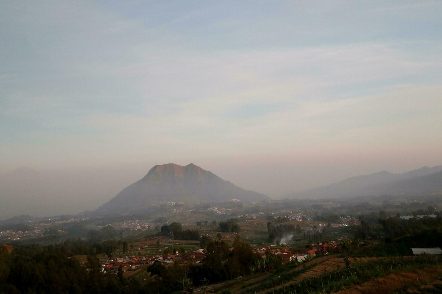 Visualizza di il montagna picco a Alba nel il mattina foto