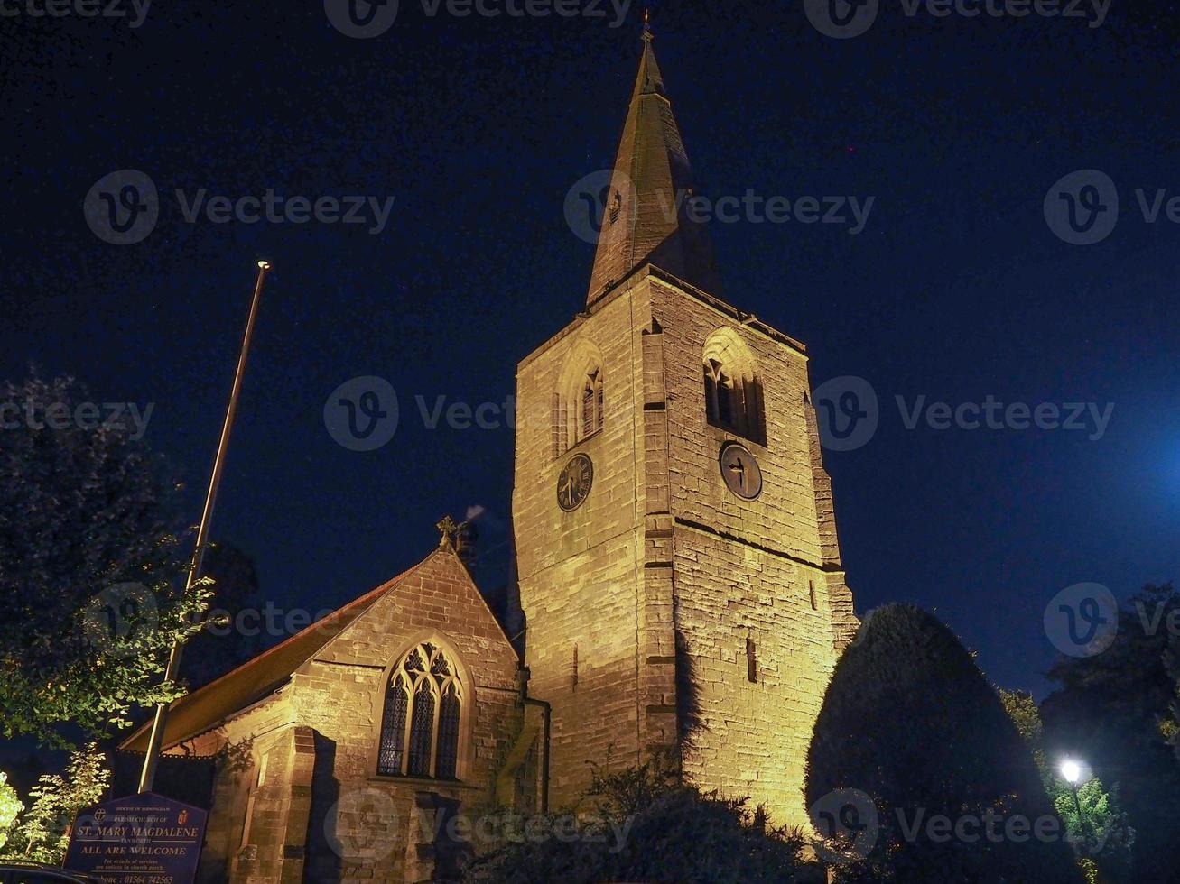 chiesa di santa maria maddalena a tanworth in arden di notte foto