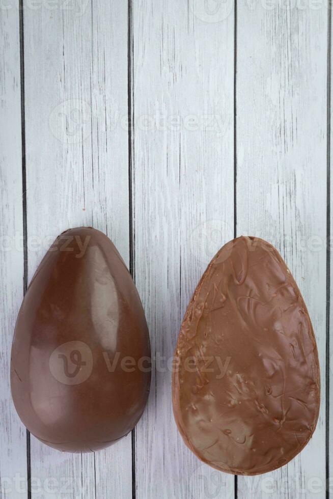 cioccolato Pasqua uova su di legno sfondo. superiore Visualizza con copia spazio foto