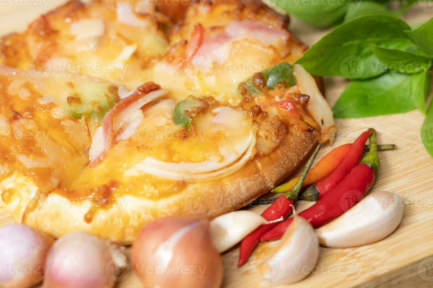 Pizza sfondo nel veloce cibo vicino su con fresco paprica, aglio, scalogno foto