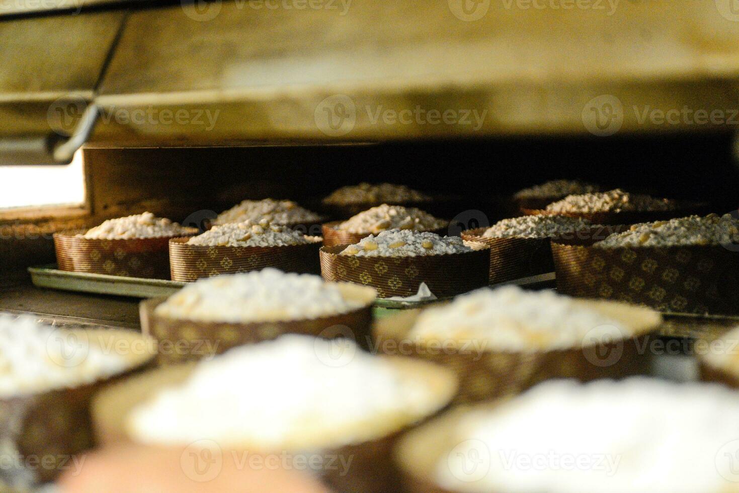 Pasticcino panettiere artigiano cottura al forno piccolo gruppo di italiano Panettone dolce pane tipico per Natale tempo foto