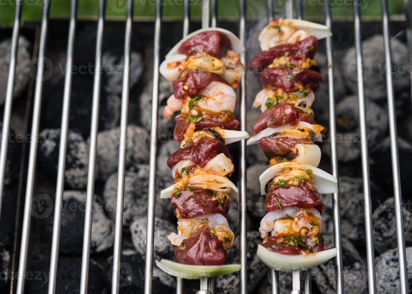 bistecca alla griglia e frutti di mare allo spiedo foto