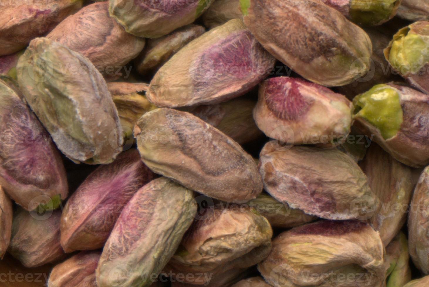 pistacchi salati su legno d'ulivo foto