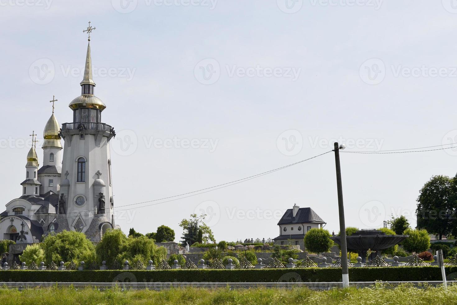 chiesa cristiana croce nell'alta torre del campanile per la preghiera foto