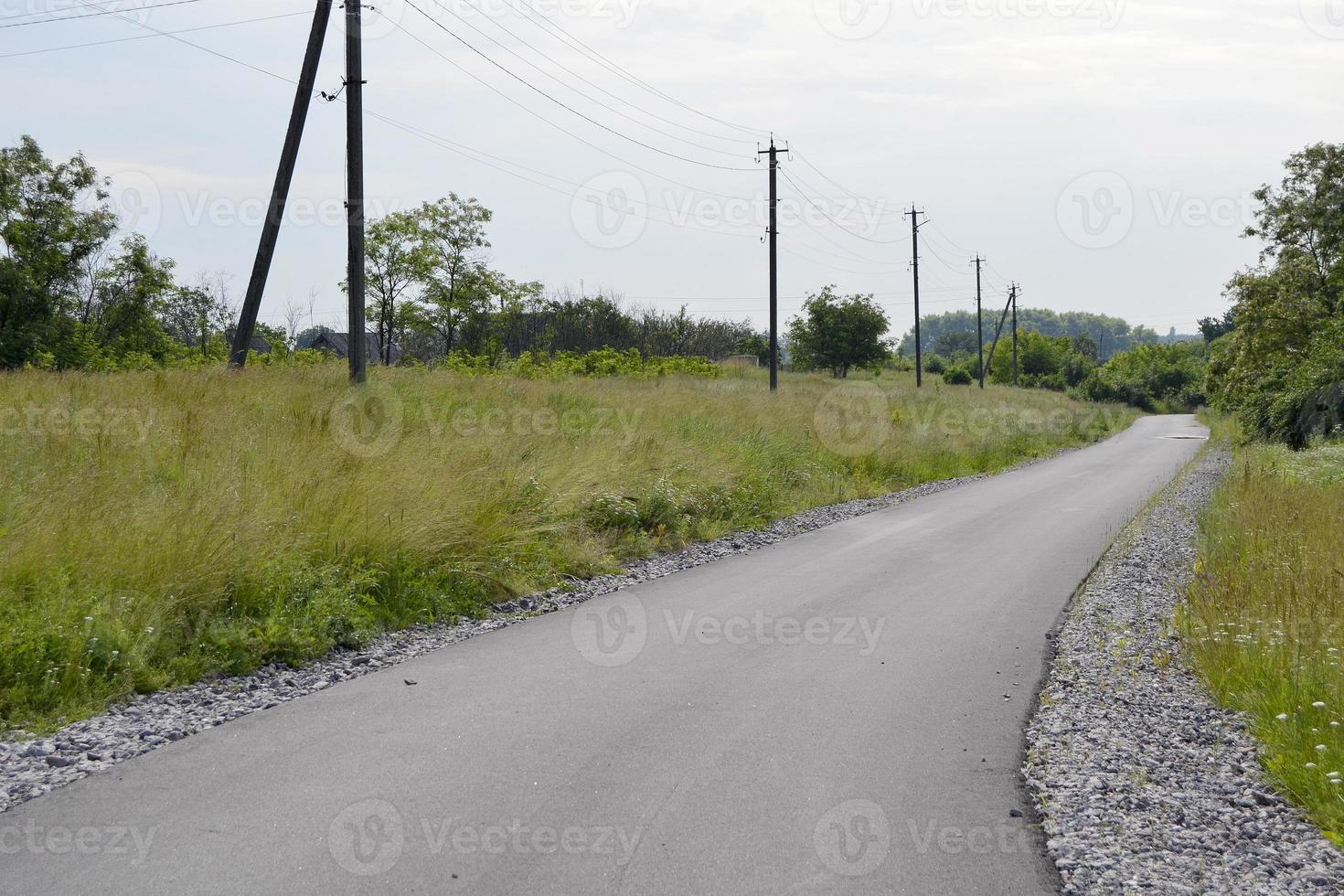 bella strada asfaltata vuota in campagna su sfondo colorato foto