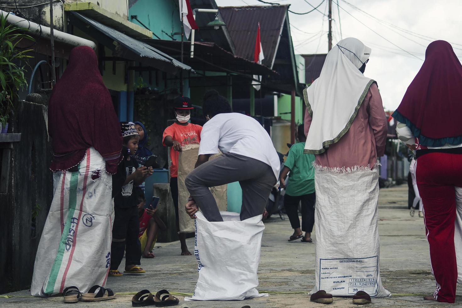 Sorong, Papua, Indonesia 2021- le persone celebrano il giorno dell'indipendenza dell'Indonesia con varie competizioni foto