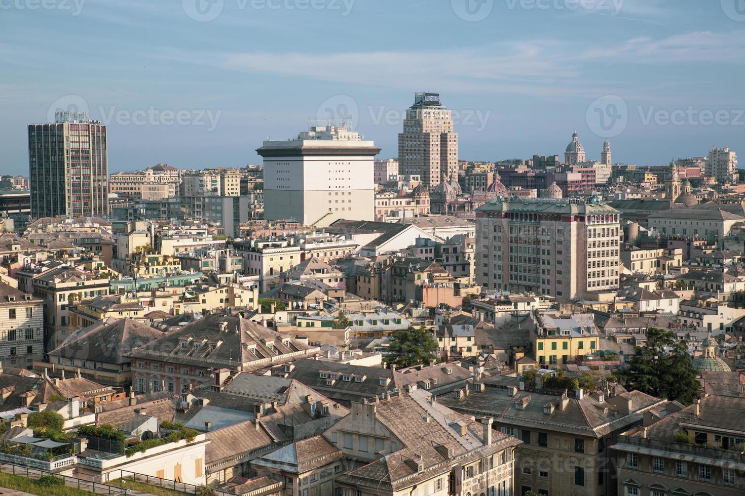 skyline della città di genova in liguria in italia foto