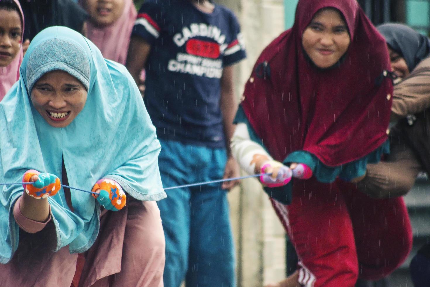 Sorong, Papua, Indonesia 2021- le persone celebrano il giorno dell'indipendenza dell'Indonesia con varie competizioni foto