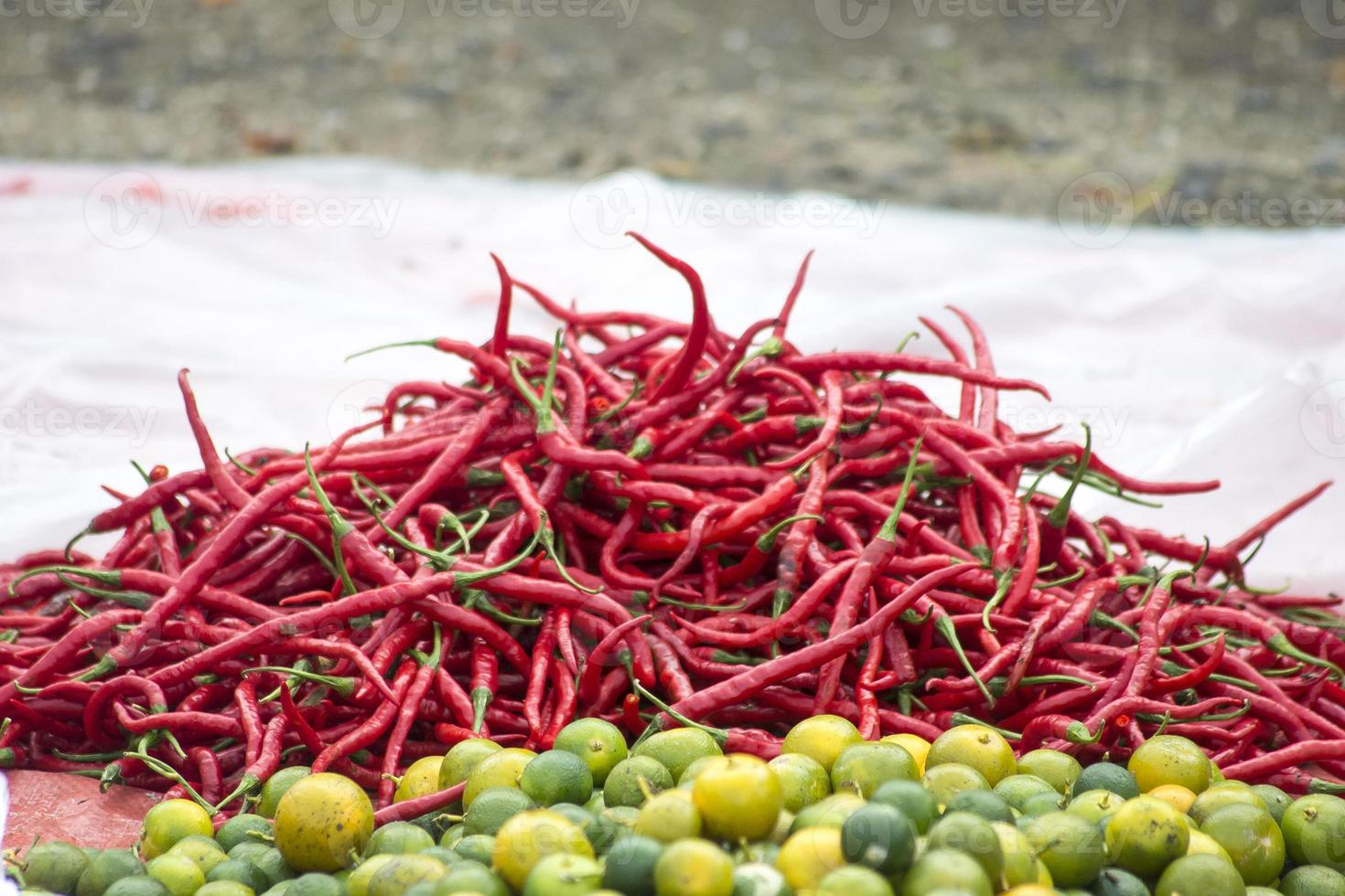 un mazzo di peperoncino riccio sulla bancarella del venditore foto