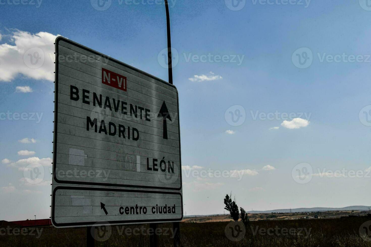 un' cartello per il strada per benavente Madrid, Spagna foto