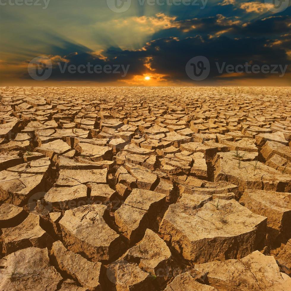 crepa la terra con un bel cielo al tramonto foto