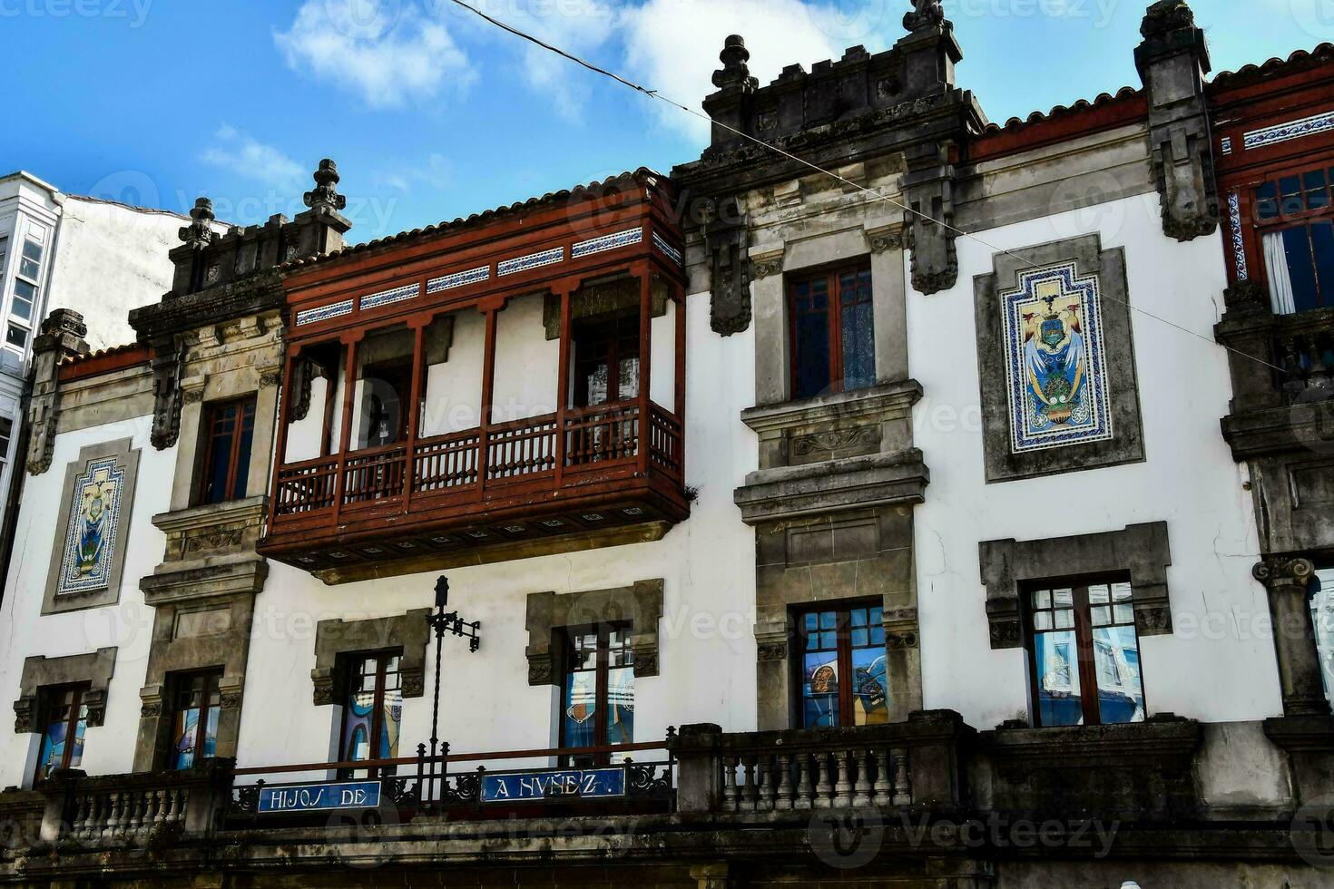 il edificio ha un' lotto di finestre e un' balcone foto