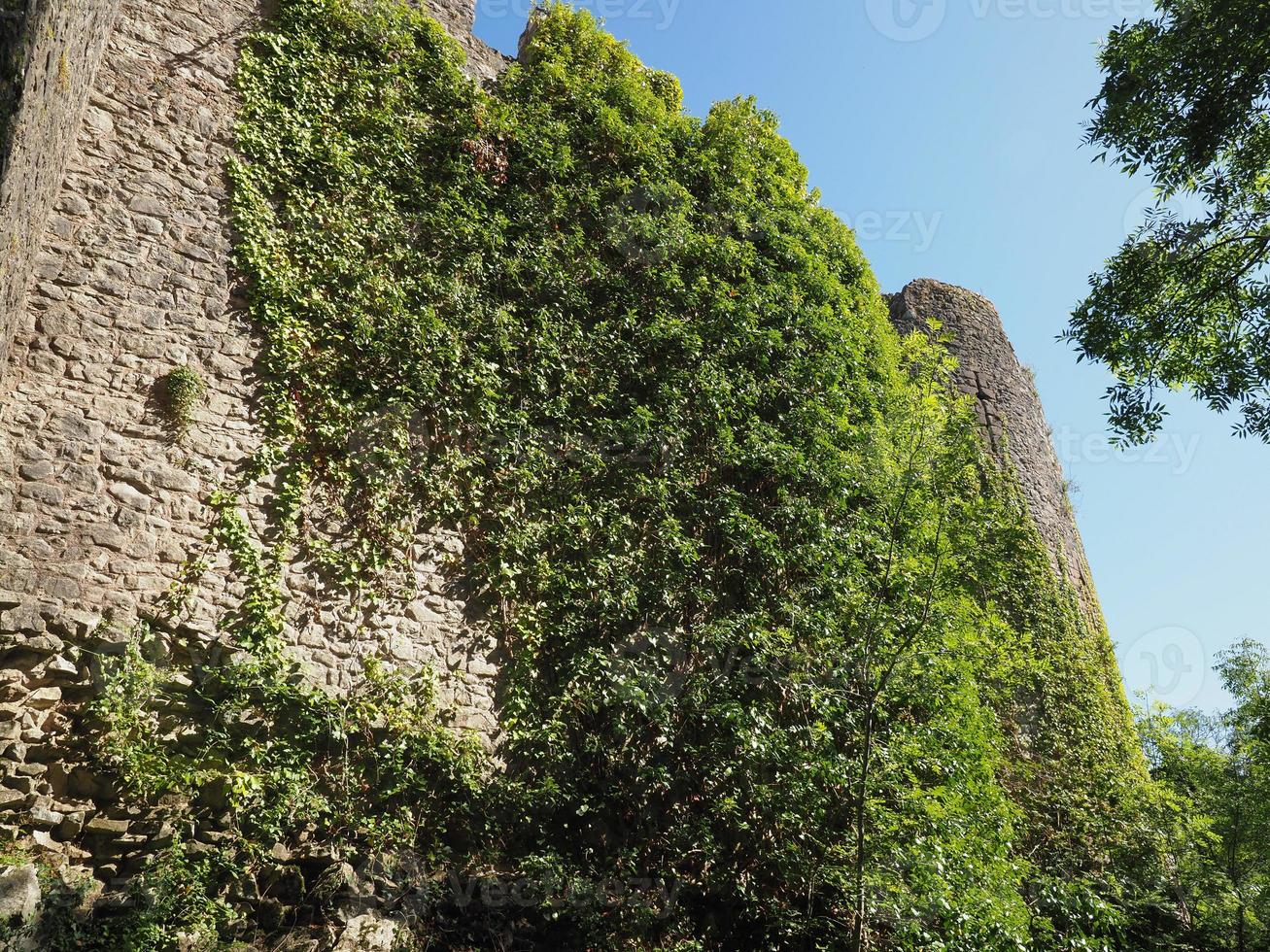 rovine del castello di chepstow a chepstow foto