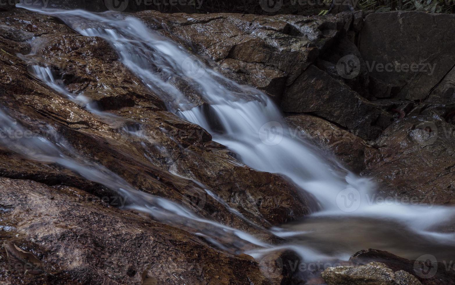 fiume della foresta pluviale in una lunga fotografia di esplosione foto