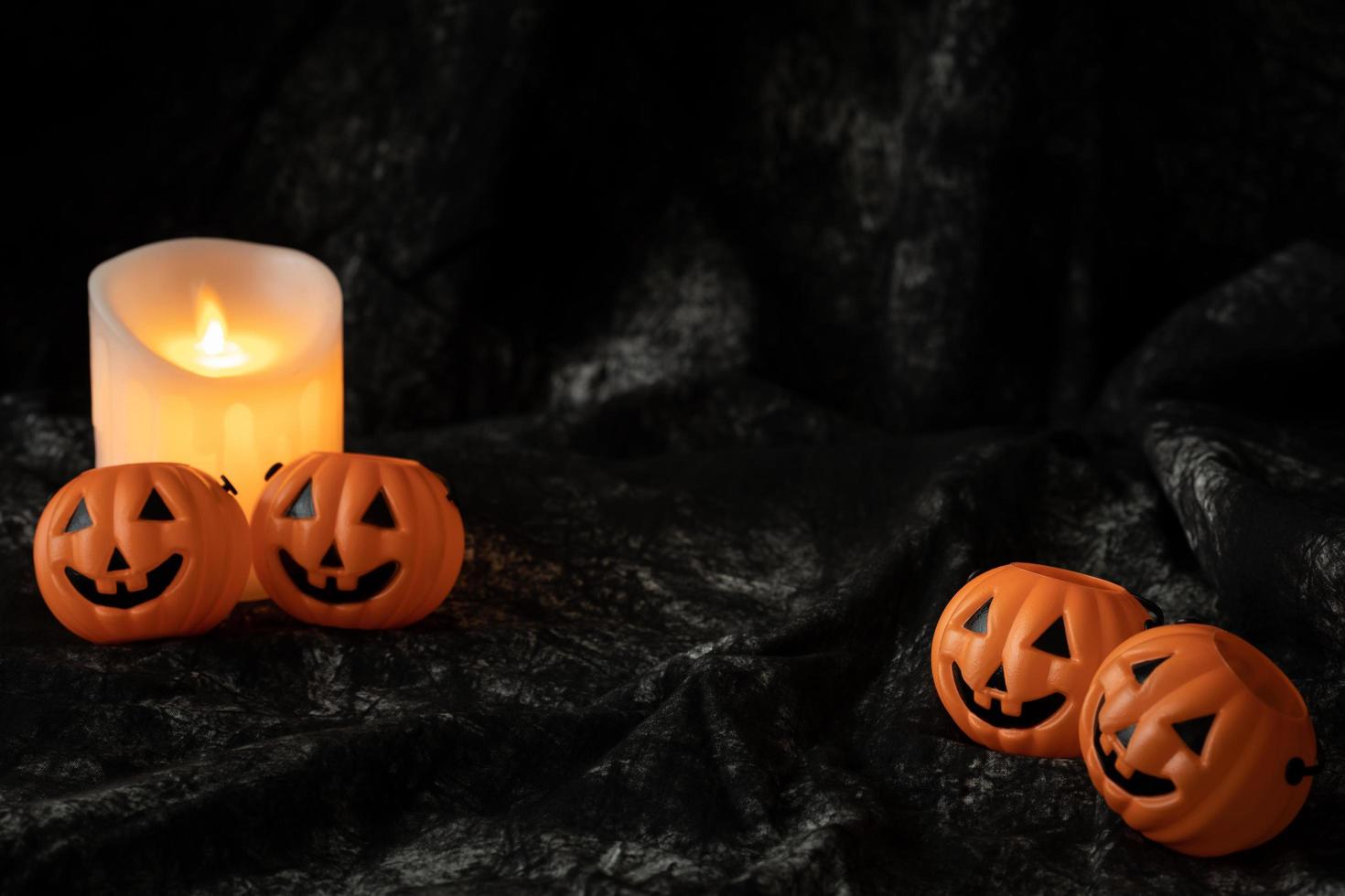 decorazione tono scuro lanterna zucca di halloween foto