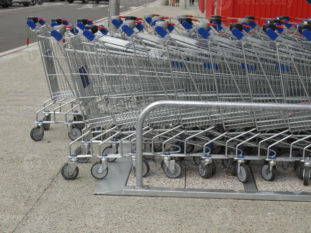 carrelli della spesa del supermercato foto