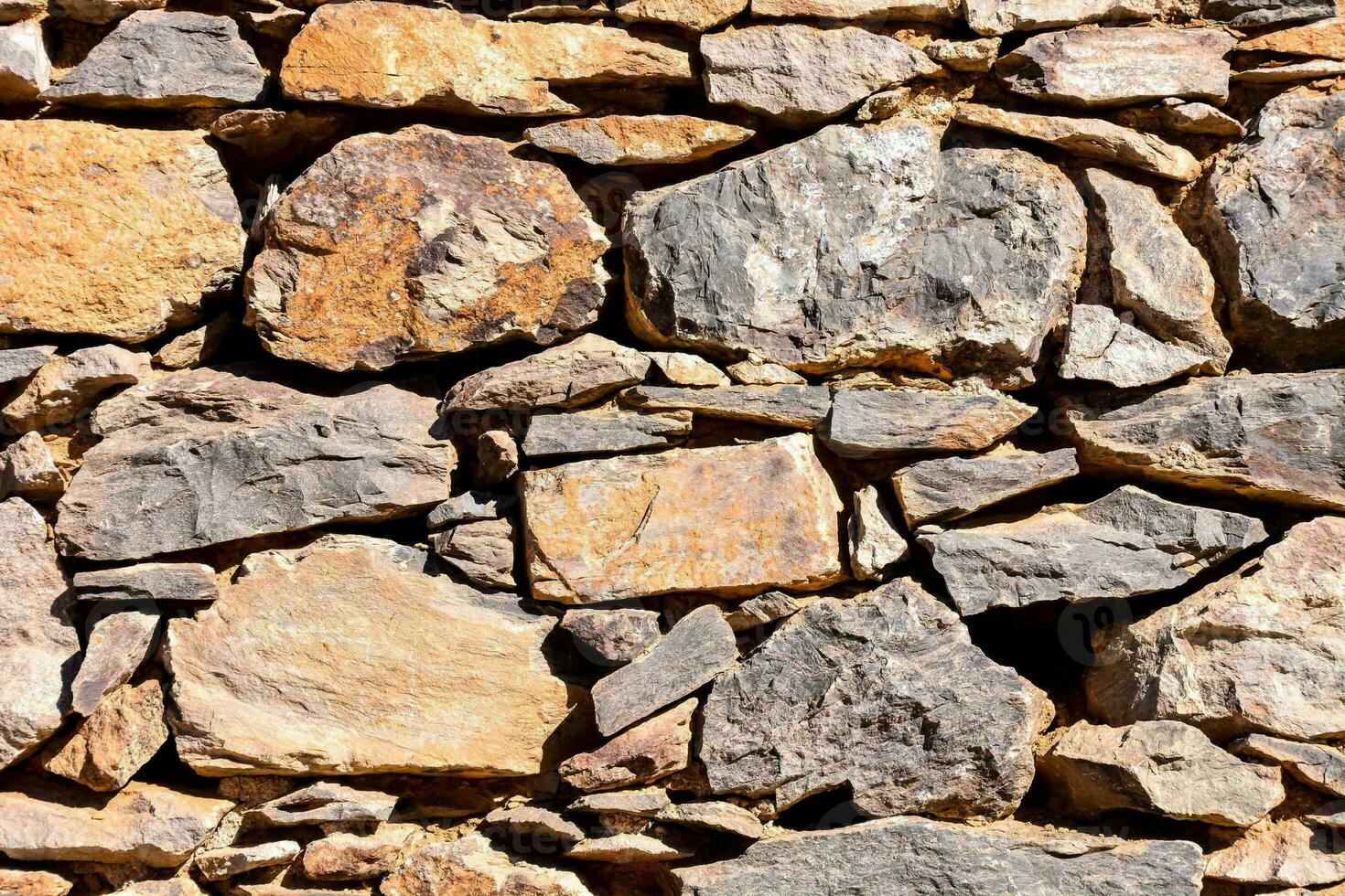 un' parete fatto di rocce e pietre foto