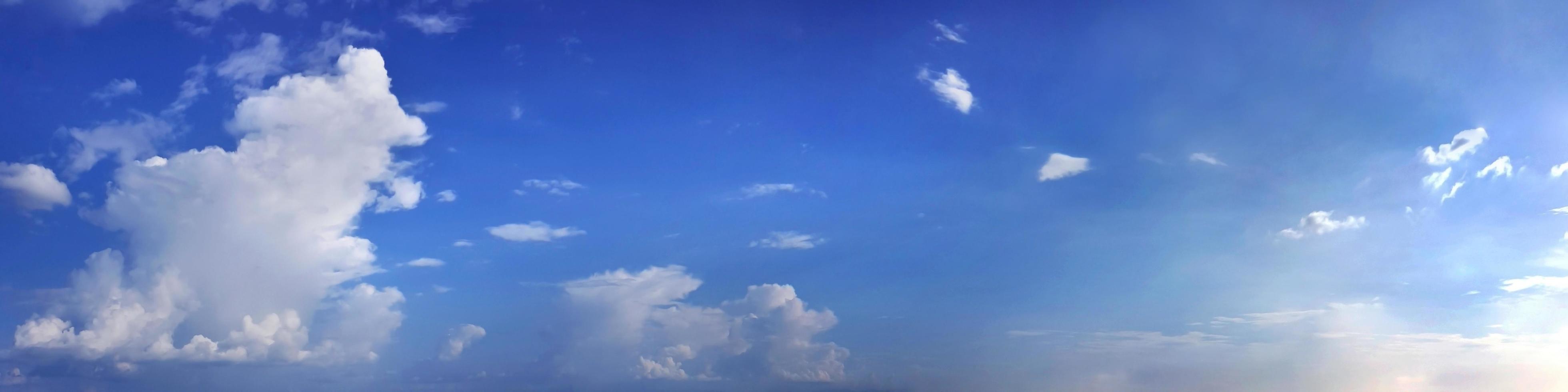 cielo panoramico con nuvole in una giornata di sole. foto