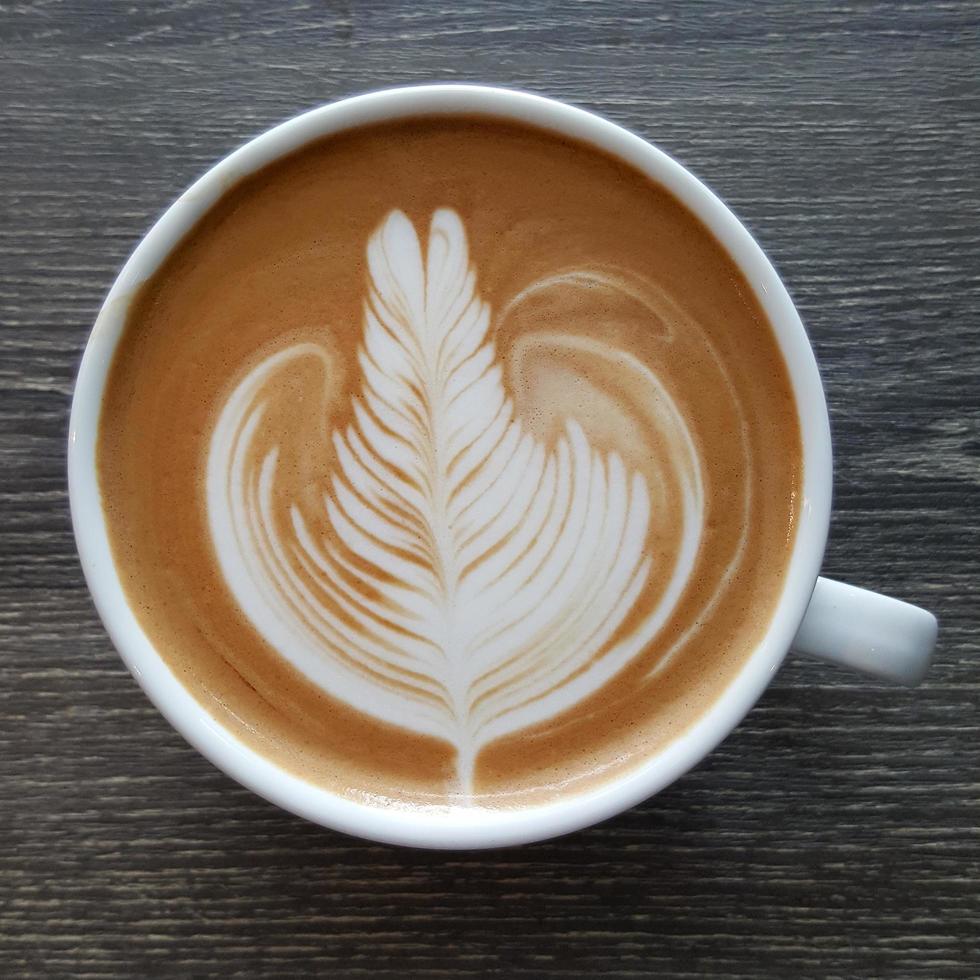 vista dall'alto di una tazza di caffè latte art. foto