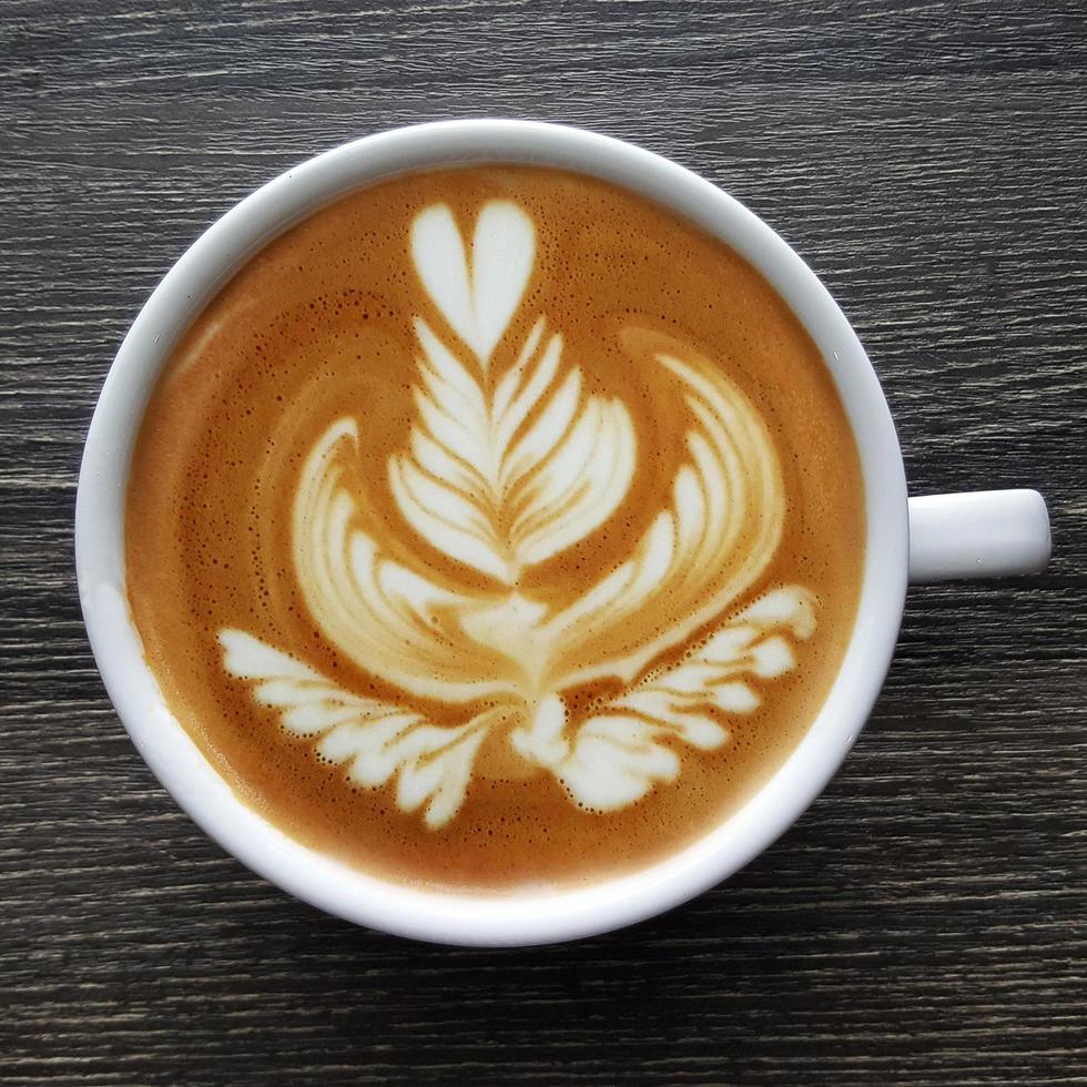 vista dall'alto di una tazza di caffè latte art. foto