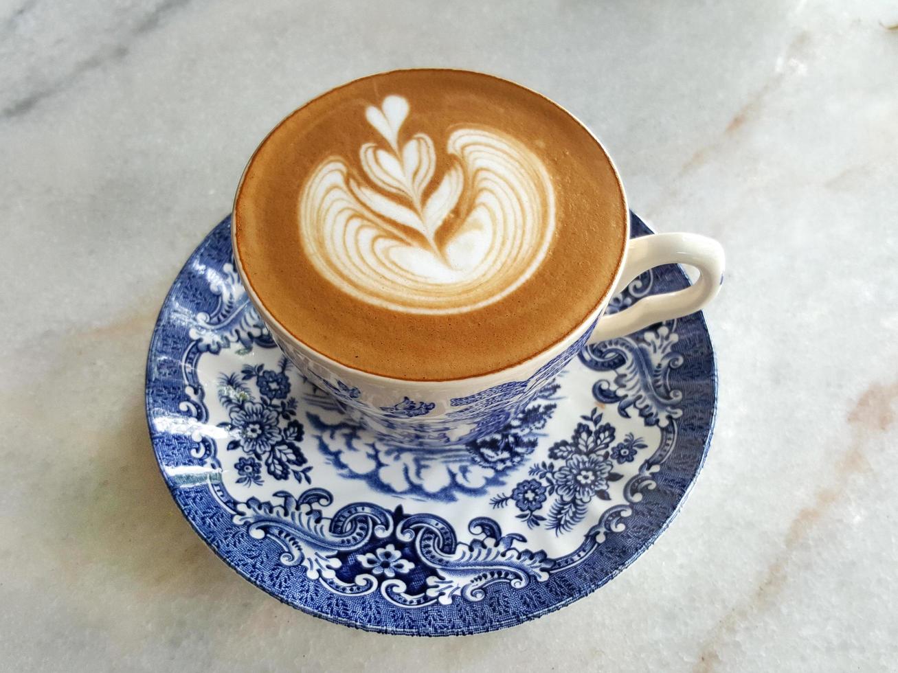 vista dall'alto di una tazza di caffè latte art. foto