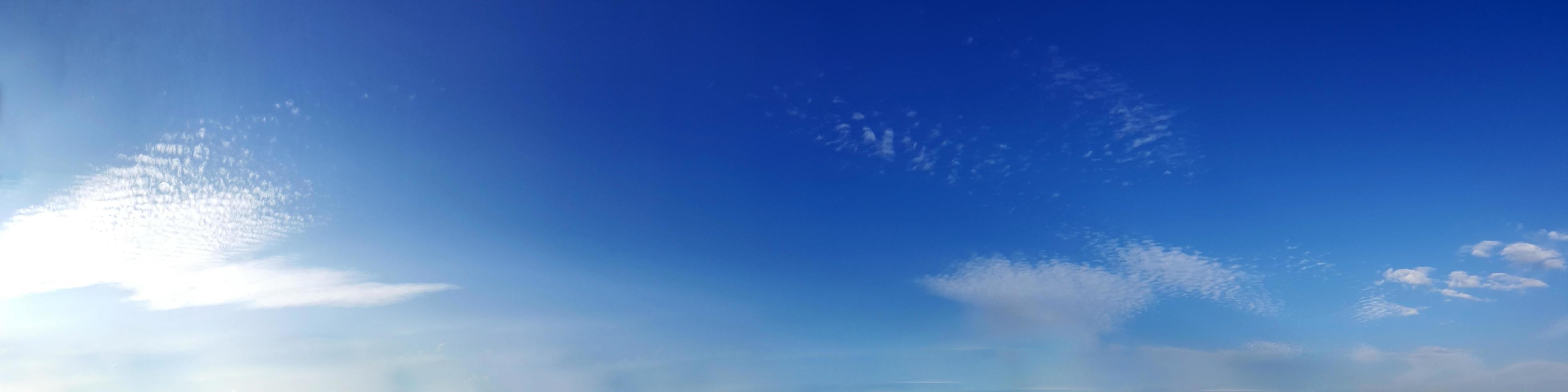 cielo panoramico con nuvole in una giornata di sole. foto