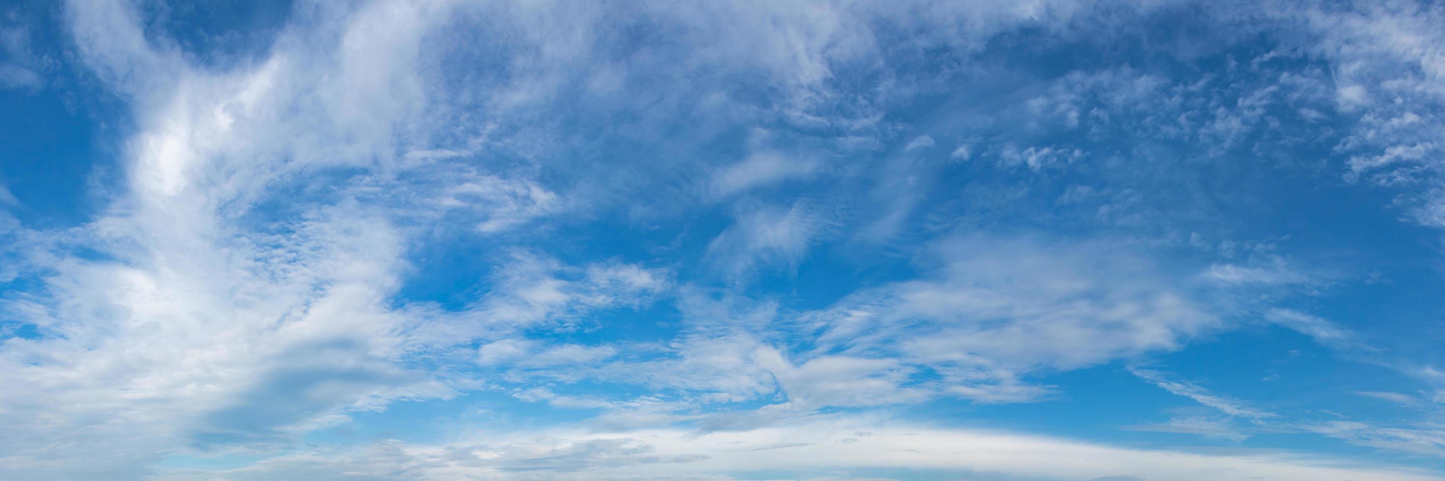 cielo panoramico con nuvole in una giornata di sole. foto