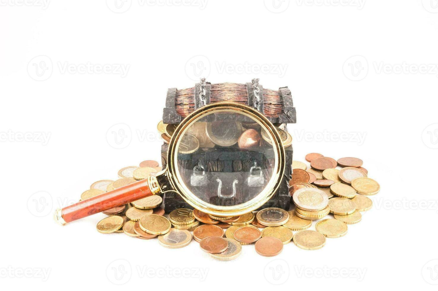 un' ingrandimento bicchiere e monete su un' bianca sfondo foto