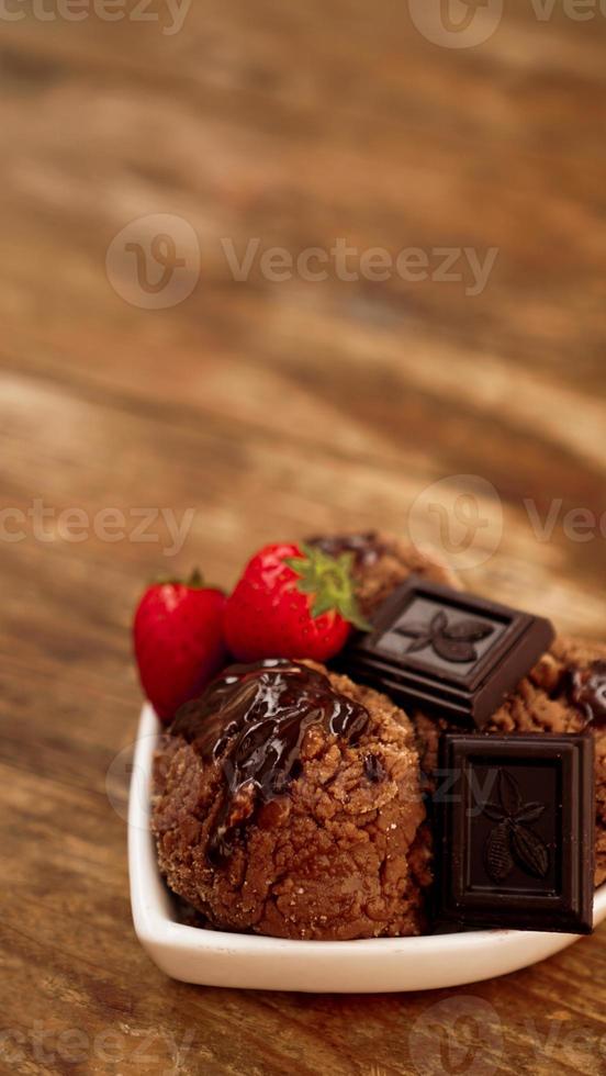 gelato al cioccolato in una ciotola. dolce decorato con cioccolato foto