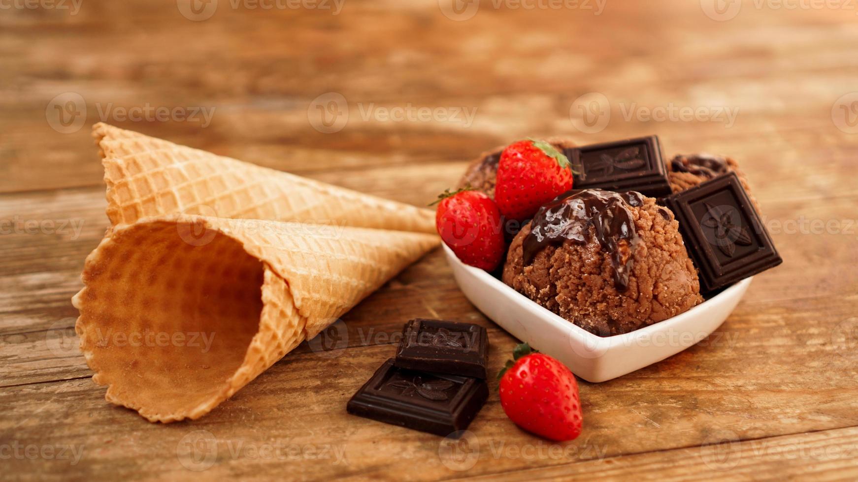 gelato al cioccolato in una ciotola. dolce decorato con cioccolato foto